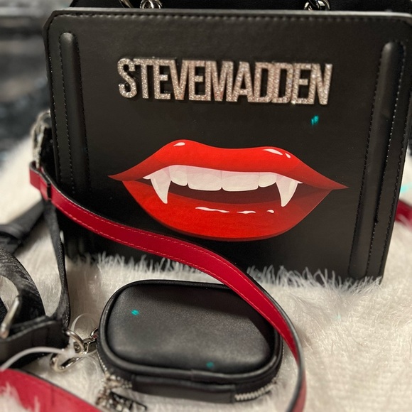 💋 🧛♀️ NWT- STEVE MADDEN SUPER CUTE VAMPIRE FANG LIP BEVELYN SATCHEL💋🧛♀️ - Picture 4 of 15
